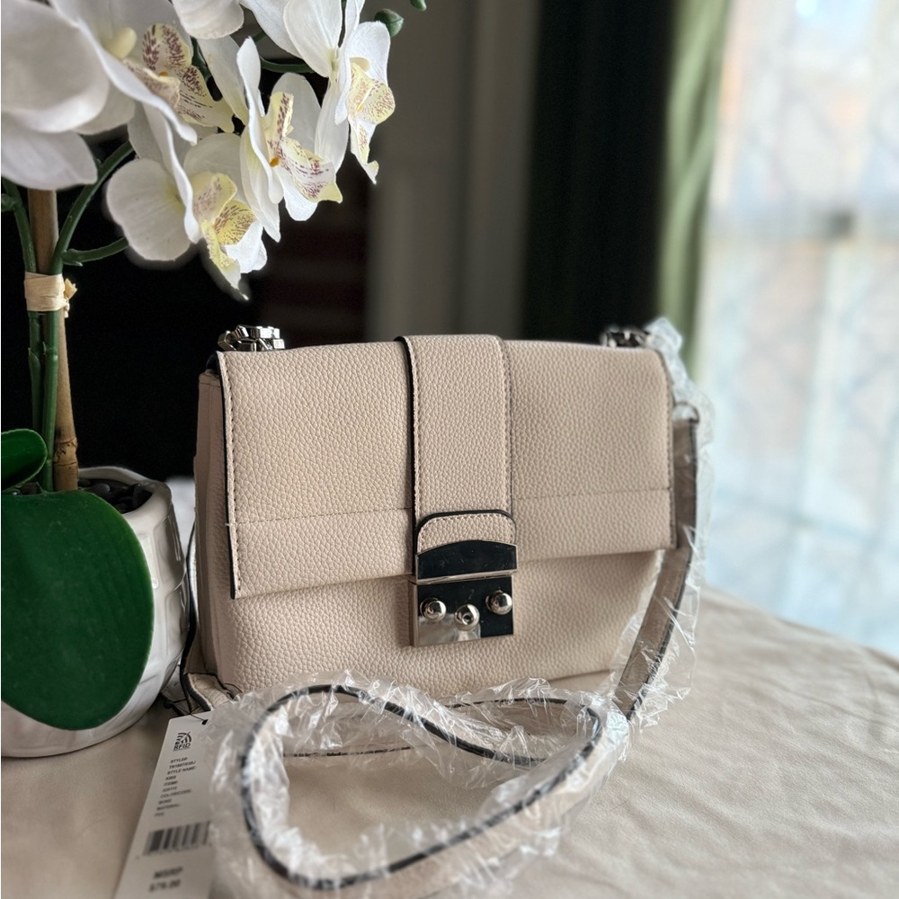 🔥 Fire Sale 🔥
NWT Tahari Cream Crossbody Bag with Silver Chain Strap - Picture 3 of 12